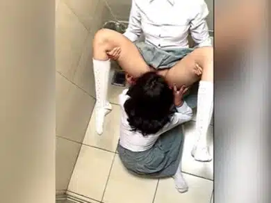 imagen Alumnas mexicanas lesbianas pilladas en el baño