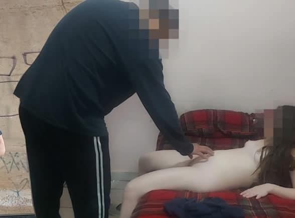 joven vagabunda folla por un plato de comida