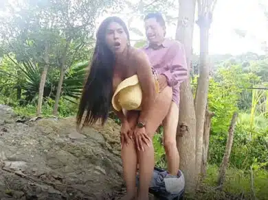 imagen Se va al bosque a follar con un viejo