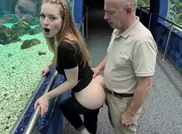 se folla a su nieta por el culo en el acuario
